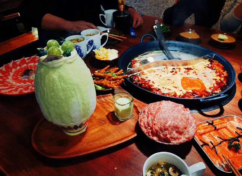 揭秘火锅店排队3小时的流量密码：网红雪花冰如何撬动年轻消费市场